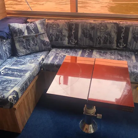 Bateau  tsilaosa au Coeur De Botel *
